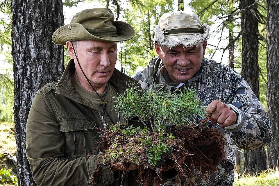 Президент РФ Владимир Путин и министр обороны РФ Сергей Шойгу во время посещения Саяно-Шушенского заповедника. ФОТО Алексей Никольский/пресс-служба президента РФ/ТАСС