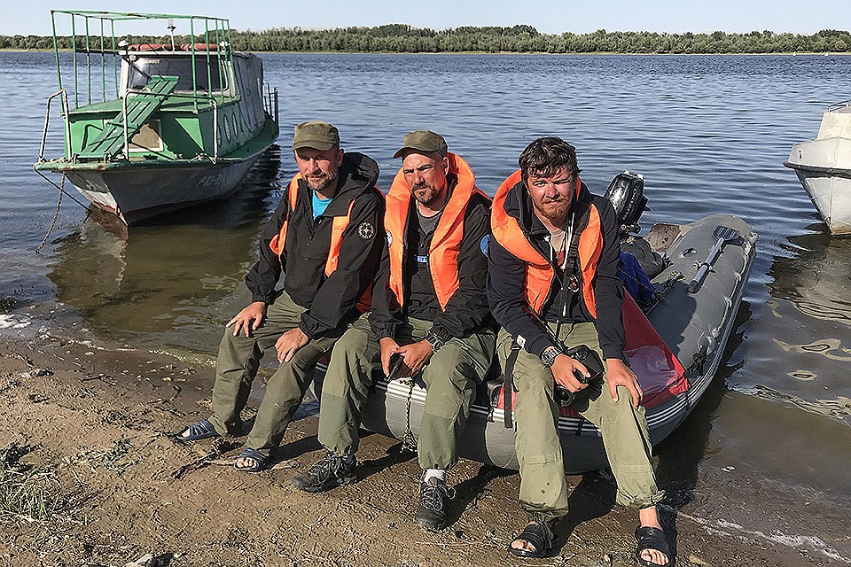 Экспедиция "Комсомолки" добралась до своего финиша. Тревоги о судьбе Волги только прибавилось...