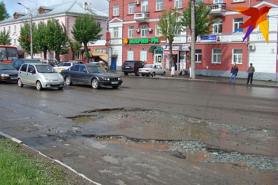 Постепенно дороги из таких превращаются в хорошие, но только в Барнауле