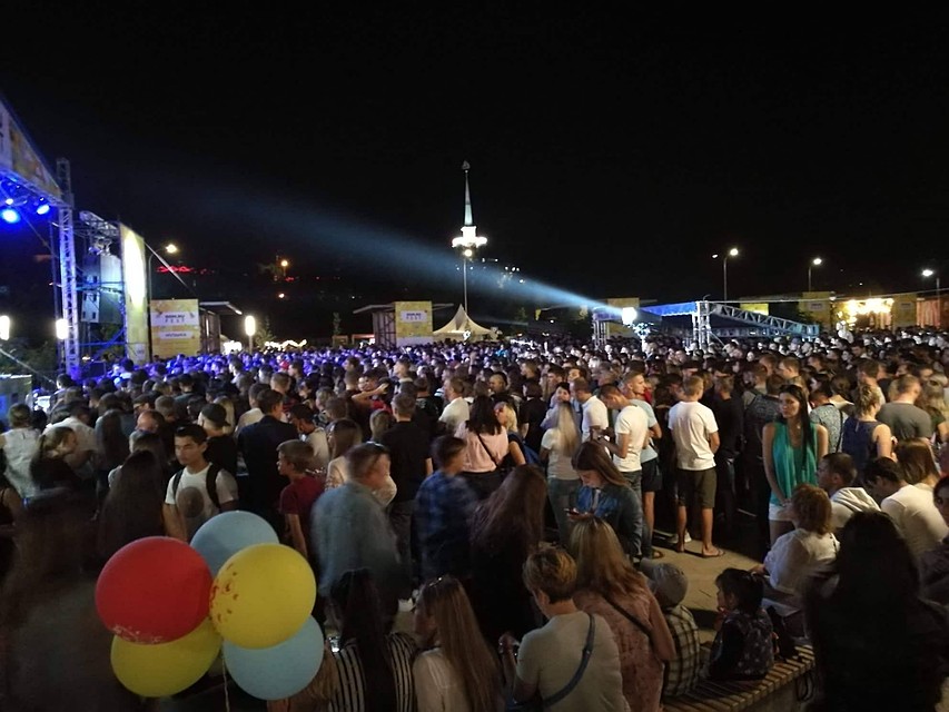 Завершился первый день праздника концертом Ивана Дорна и фейерверком.