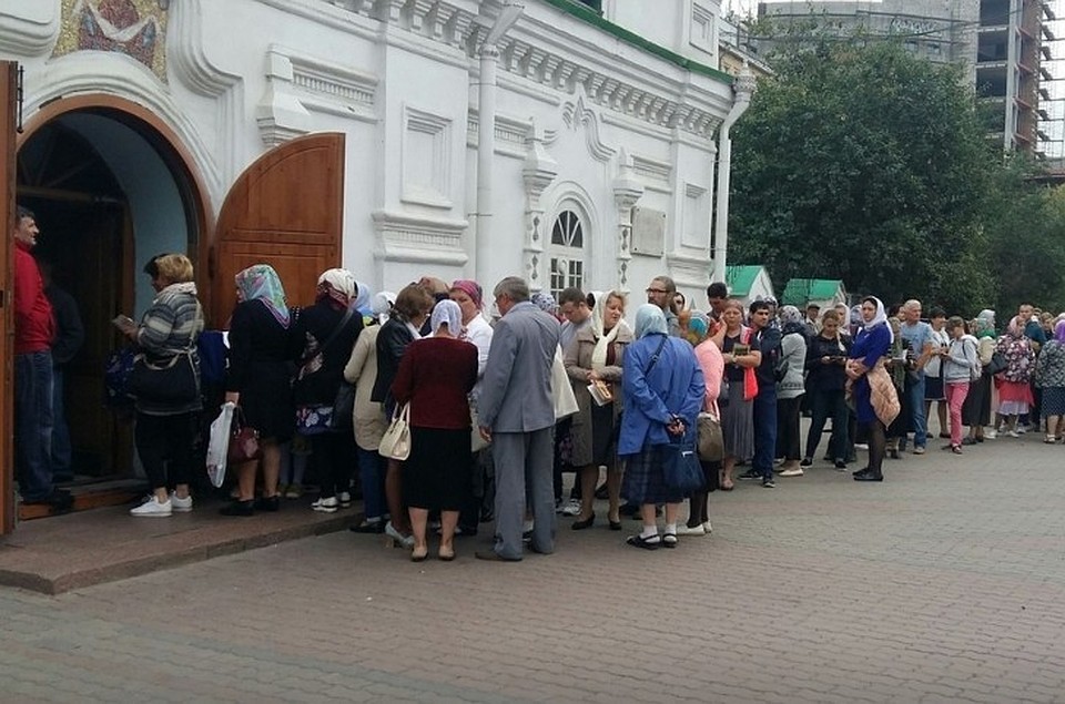 Гигантская очерель у Покровского собора все увеличивается