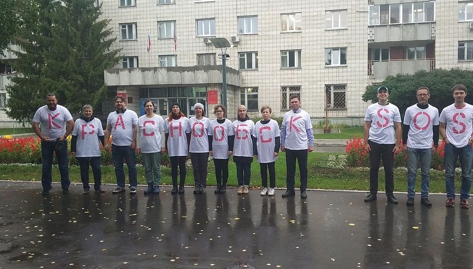 Митинг собрал около 500 возмущенных горожан. Фото: Виталий Котельников.