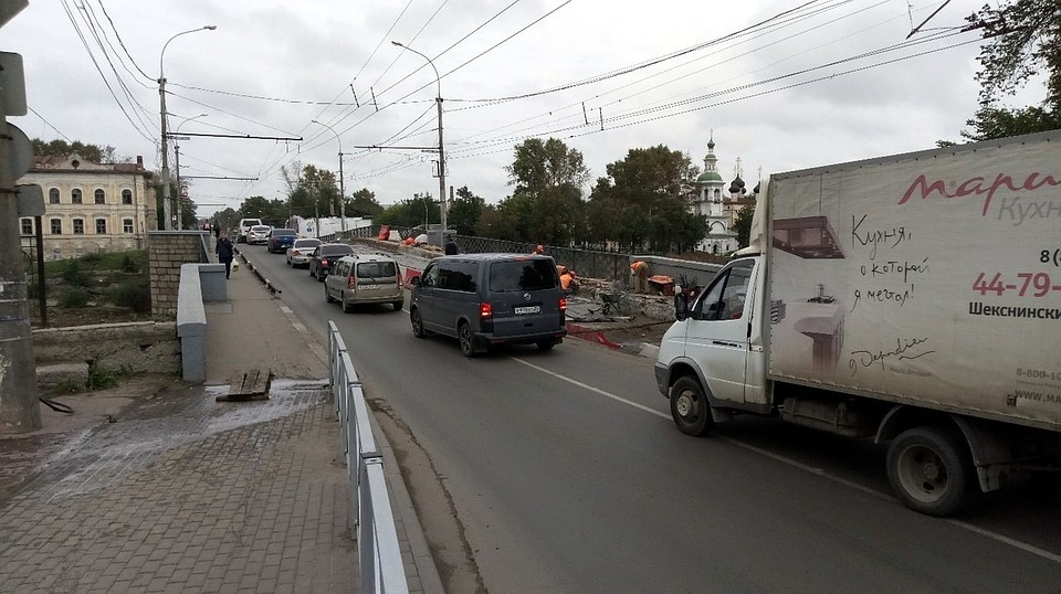Сегодня движение по мосту открыто только по одной полосе.