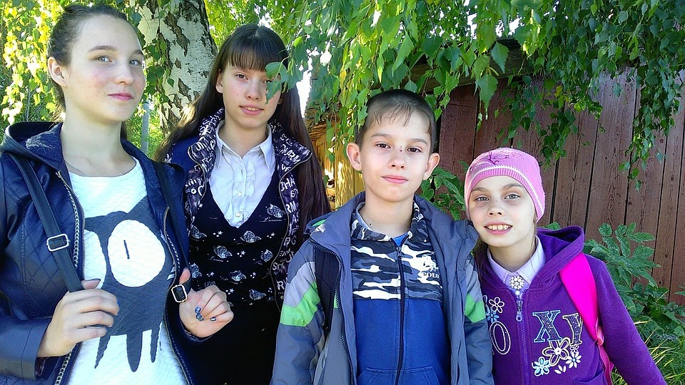 Настя, Алена, Даша и Саша. Фото из архива семьи