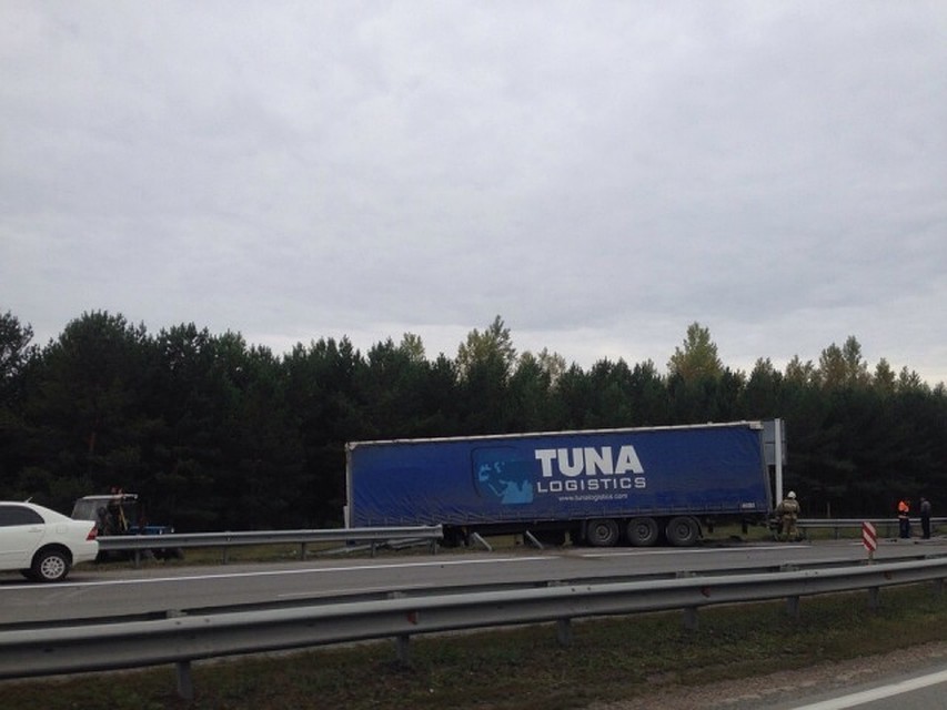 После столкновения фура слетела с трассы под Барнаулом