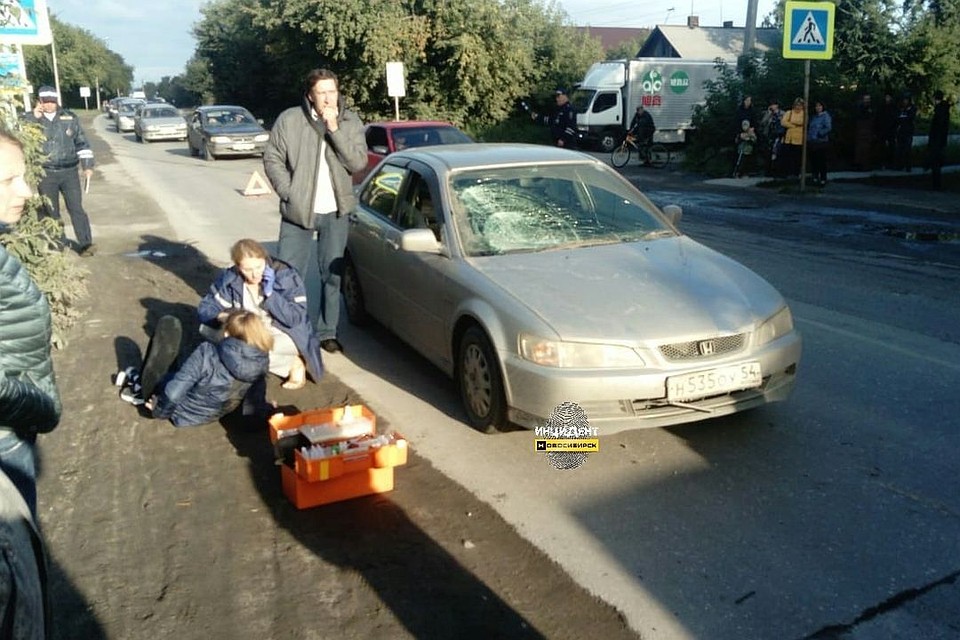 Водитель признался, что не заметил девушек из-за яркого солнца. Фото: "Инцидент. Новосибирск".