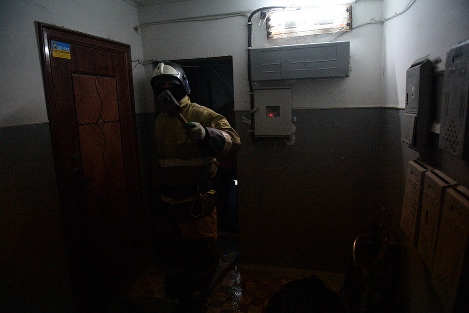 К приезду пожарных жильцы квартиры потушили дверь самостоятельно.