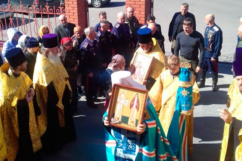 Под колокольный звон в Покровский кафедральный собор Барнаула почтительно внесли икону с частицами мощей мучениц великой княгини Елизаветы Федоровны и инокини Варвары.