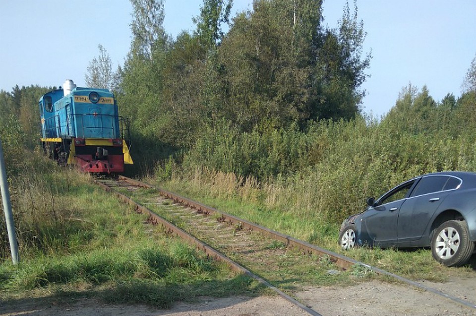В Рыбинске тепловоз снес иномарку на переезде. Фото: Подслушано в Рыбинске / vk.com.