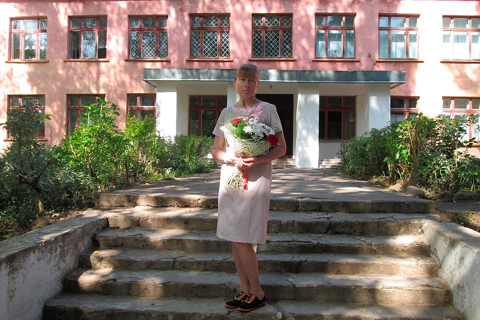 Преподаватель из Новгородской области Елену Уличеву уволили из-за ее просьбы помочь повесить в классе доску.