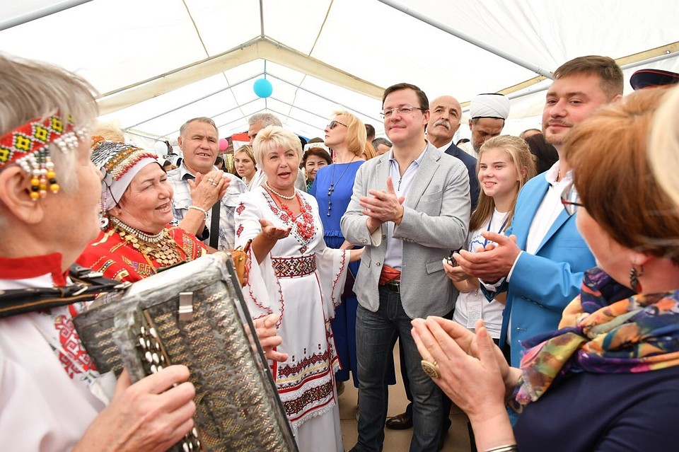 Дмитрий Азаров лично поздравил жителей и гостей «Волгаря». Фото: пресс-служба правительства Самарской области