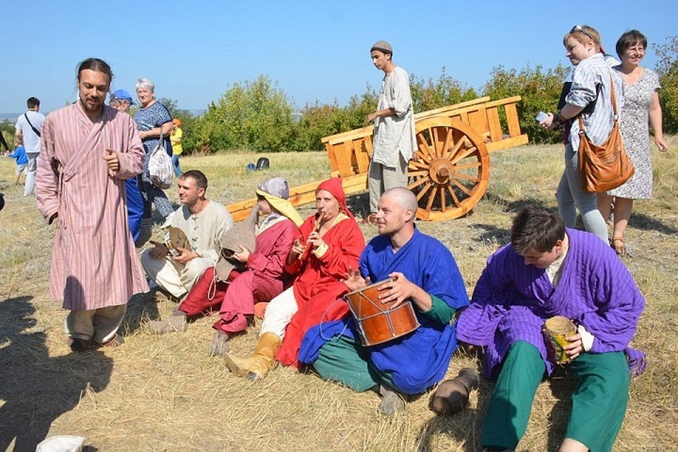 Этно-фолк группа на фестивале в Укеке