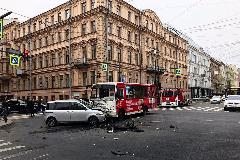 В центре Петербурга маршрутка столкнулась с двумя иномарками. Фото: vk.com/spb_today