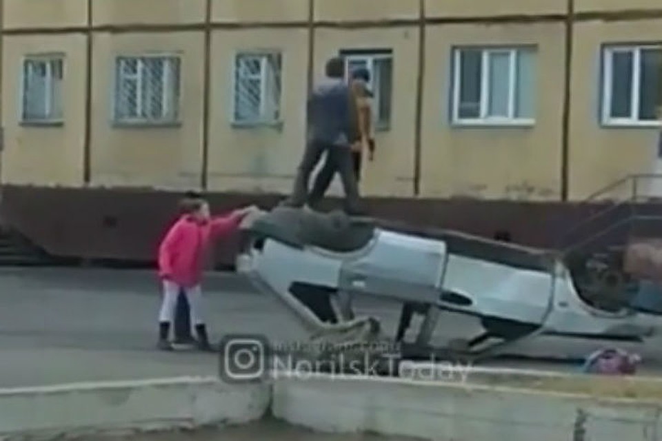 В Норильске школьники приспособили под качели брошенное во дворе авто. Фото: Instagram паблика «Норильск сегодня».