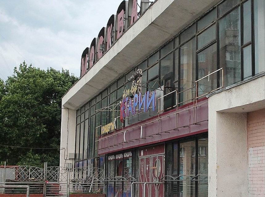 Пока фасад еще напоминает о недавнем прошлом здания