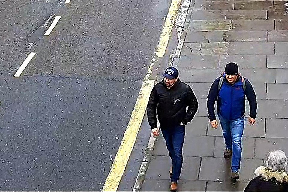 Так называемые "отравители Скрипалей" на улице Солсбери, кадр камеры уличного наблюдения.