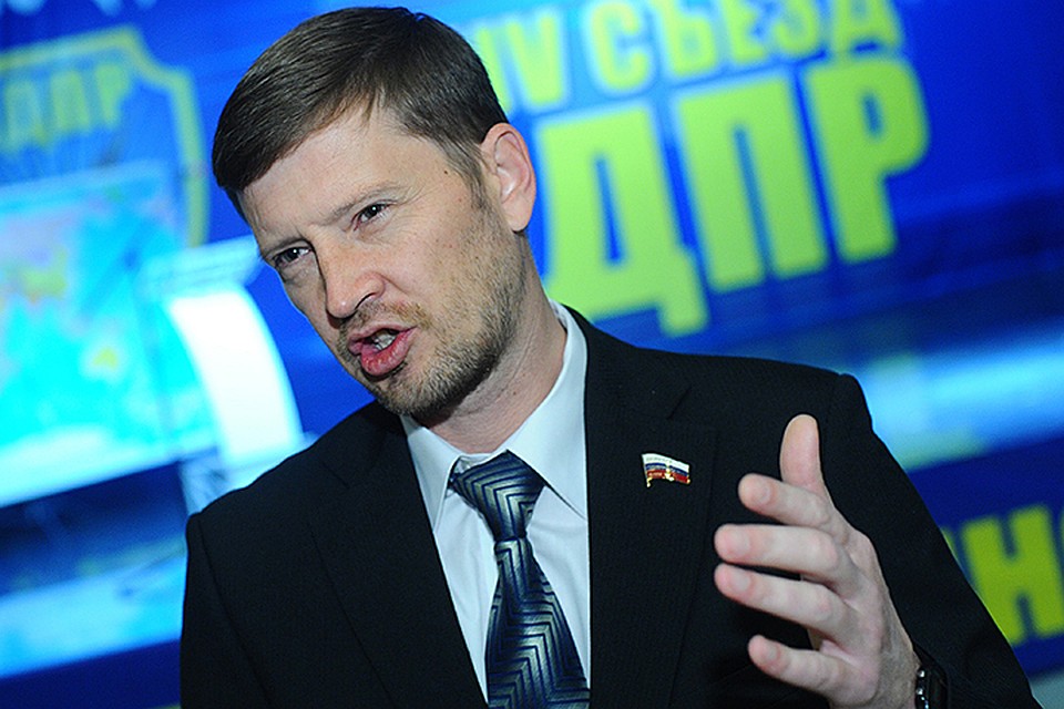 Депутат от фракции ЛДПР Сергей Иванов внес на рассмотрение проект Дуэльного кодекса. Фото ТАСС/ Станислав