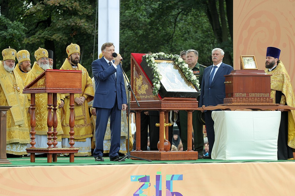 Вячеслав Макаров принял участие в крестном ходе Фото: ЗакСобрание Санкт-Петербурга