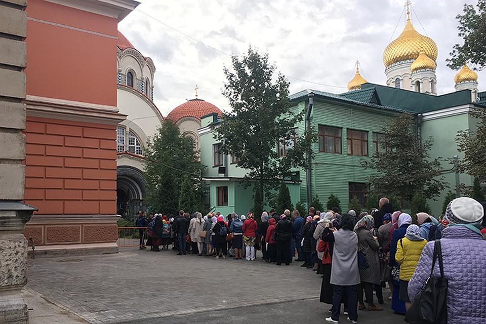 Петербуржцы стоят в очередях к мощам Спиридона Тримифунтского.