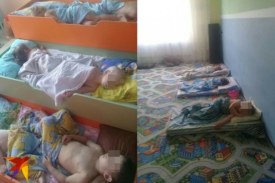 Дети спали по несколько человек в кроватка или на матрацах и без постельного белья.