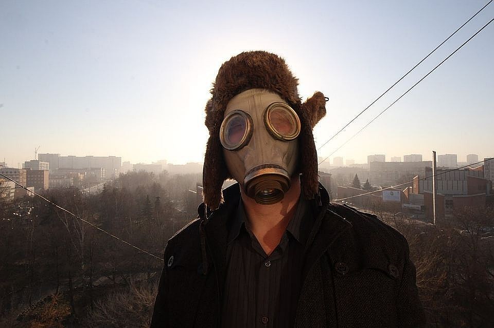 Противогаз как часть гардероба? В Челябинске это не шутка.