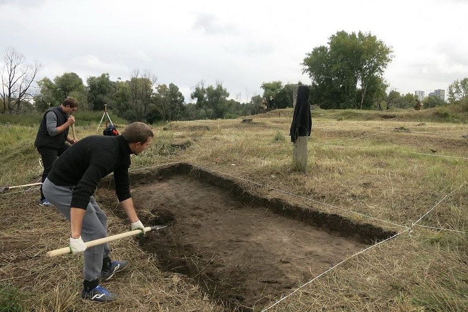 Археологи ведут раскопки в Кривощеково. Фото: Константин ГОЛОДЯЕВ.