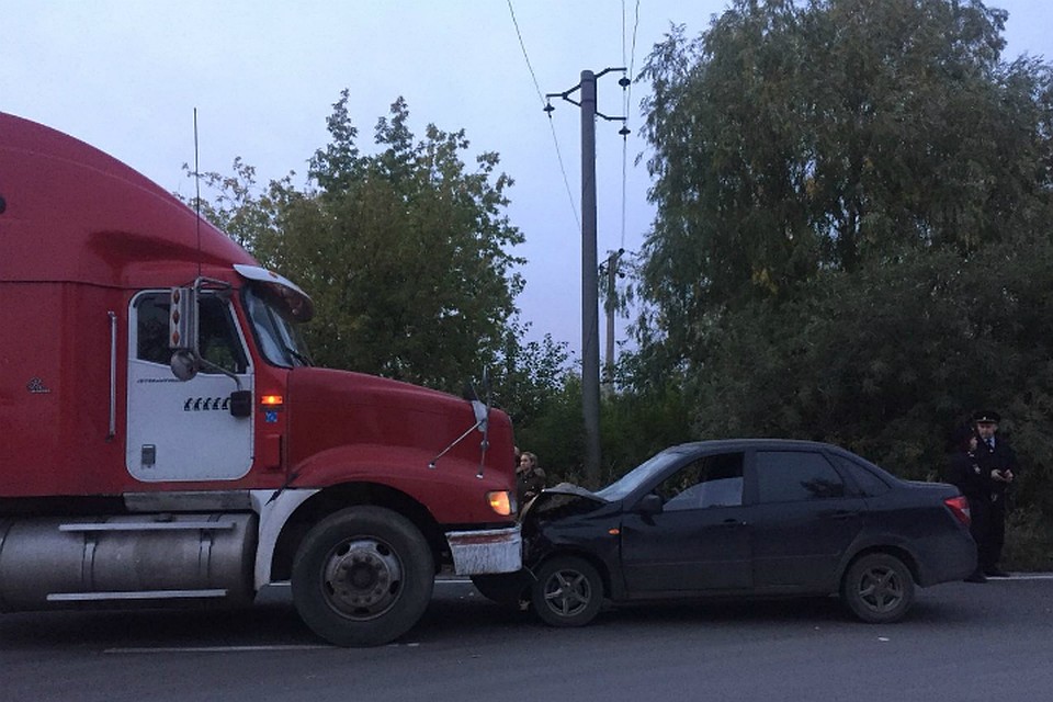 Водитель перегородил дорогу своей фурой, чтобы предполагаемый виновник ДТП не смог скрыться. Фото: пресс-служба областного УМВД