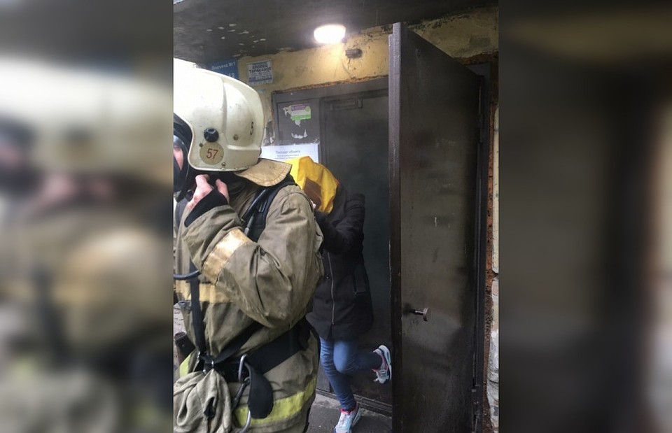 Из задымленного подъезда пожарные вывели 12 жильцов. Фото: МЧС по Новосибирской области.