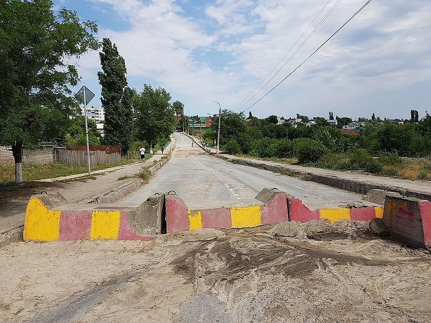 Сейчас по мосту опасно не только ездить, но и ходить.