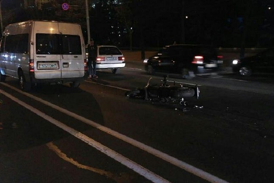 Мотоциклист оказался под колесами автобуса. Фото: ГУВД Мингорисполкома.