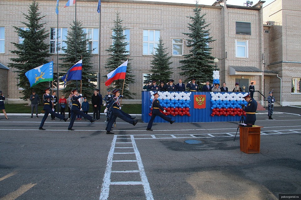 После официальной части мероприятия прошёл концерт, подготовленный курсантами.