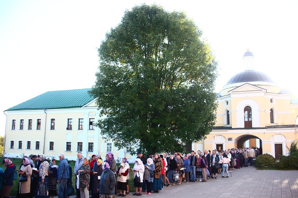 Паломники ради встречи со святыней отстаивали очередь. Фото: ПТО
