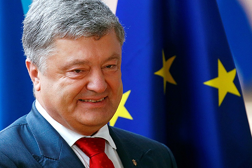 Порошенко важно именно сейчас публично показать, что он и только он сможет успешнее всех превратить страну в «Антироссию» в угоду Западу
