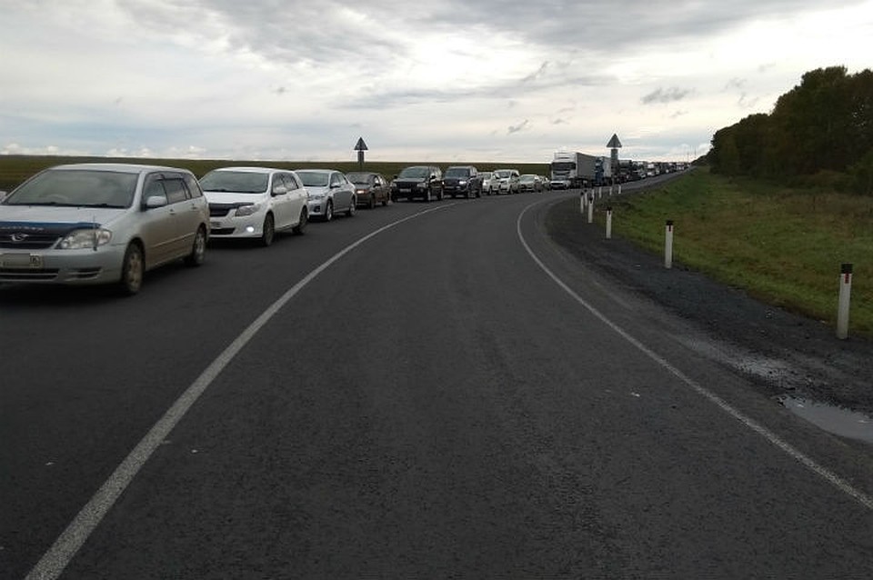 Из-за ремонта на железнодорожных путях автомобилисты вынуждены стоять в пробке в Тунунском районе
