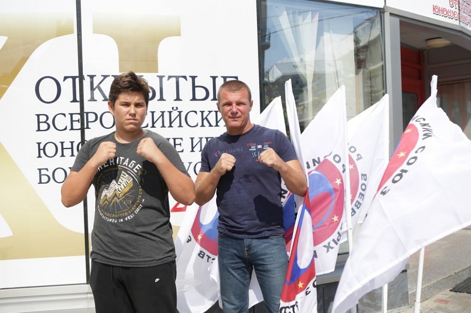 Алексей Чернов вместе с воспитанником Андреем вытащили утопающего на берег. Фото: российский союз боевых искусств