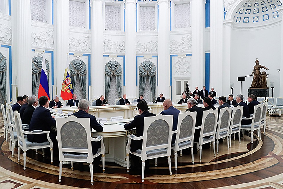 Президент напомнил, что в конкретной работе «на земле» очень многое зависит именно от глав регионов. Фото: Михаил Метцель/ТАСС