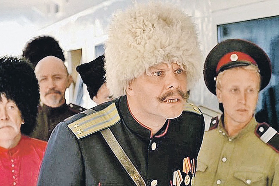 В комедии «День выборов» Кортнев убедительно сыграл ряженого казачьего атамана Парамонова. Но это кино. В реальной жизни он ура-патриотов не слишком любит. Фото: Кадр из фильма