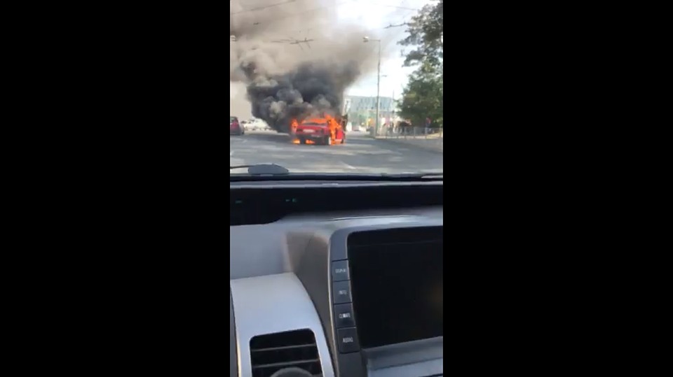 Горящий автомобиль на площади Победы