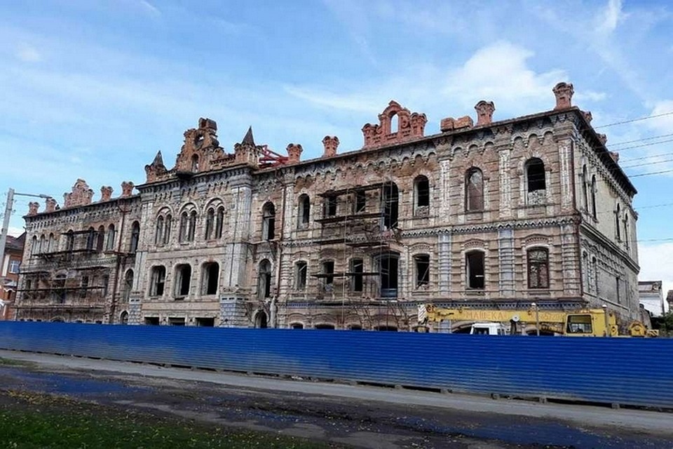 В Минусинске двух рабочих засыпало в котловане толстым слоем земли. Фото: "Среда 24"