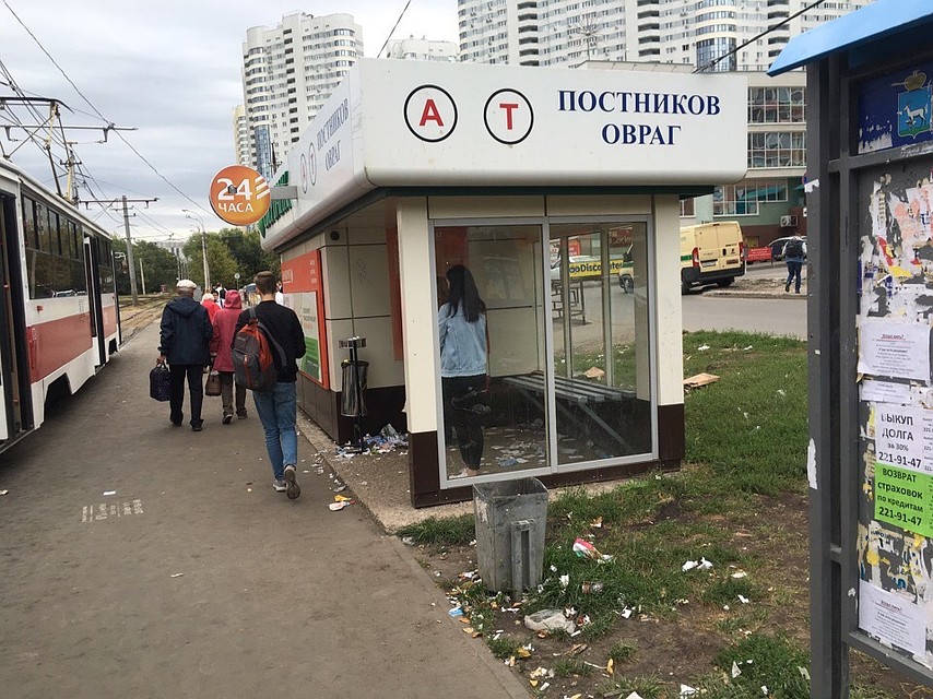 Местные жители негодуют на грязь на остановках