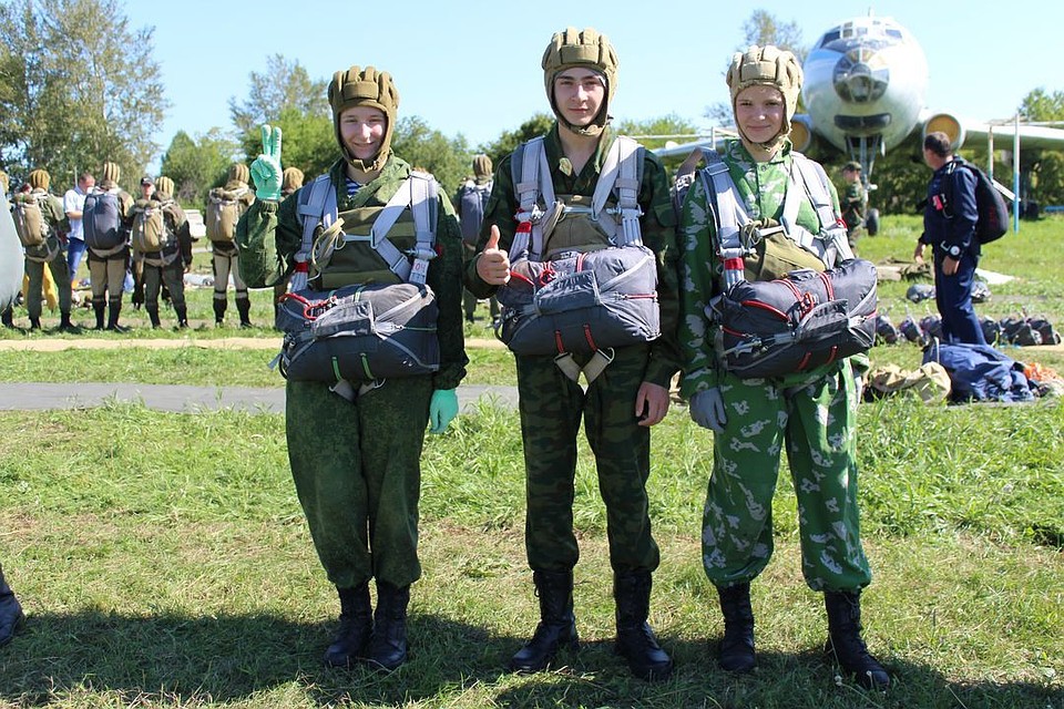 Подростки из военно-патриотических клубов не только с удовольствием участвуют в сборах, но и общаются с ветеранами.