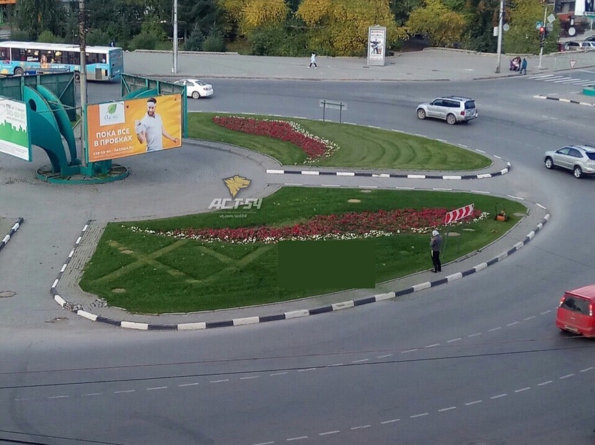 На площади возле цирка появилась неприличная надпись на газоне.