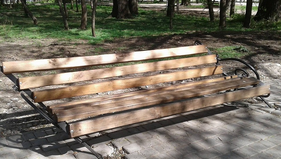 Вандалы ломают скамейки в местах отдыха