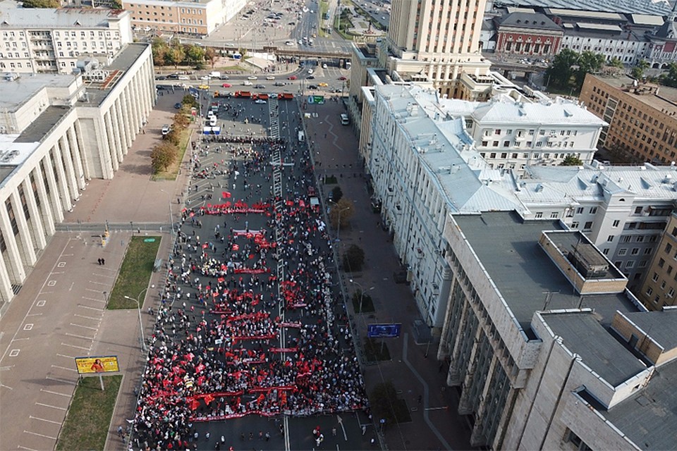 На митинг левых сил в Москве против повышения пенсионного полиция насчитала всего 3 тыс. человек. Фото: Дмитрий КОПТЕВ