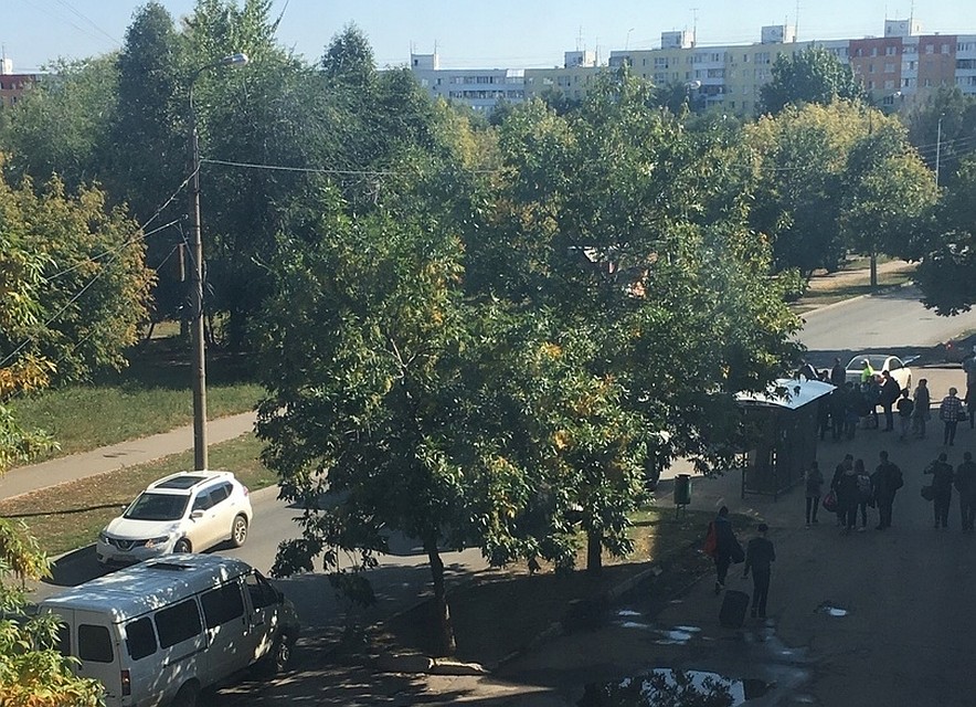 Легковушка подрезала автобус и отправила его в столб