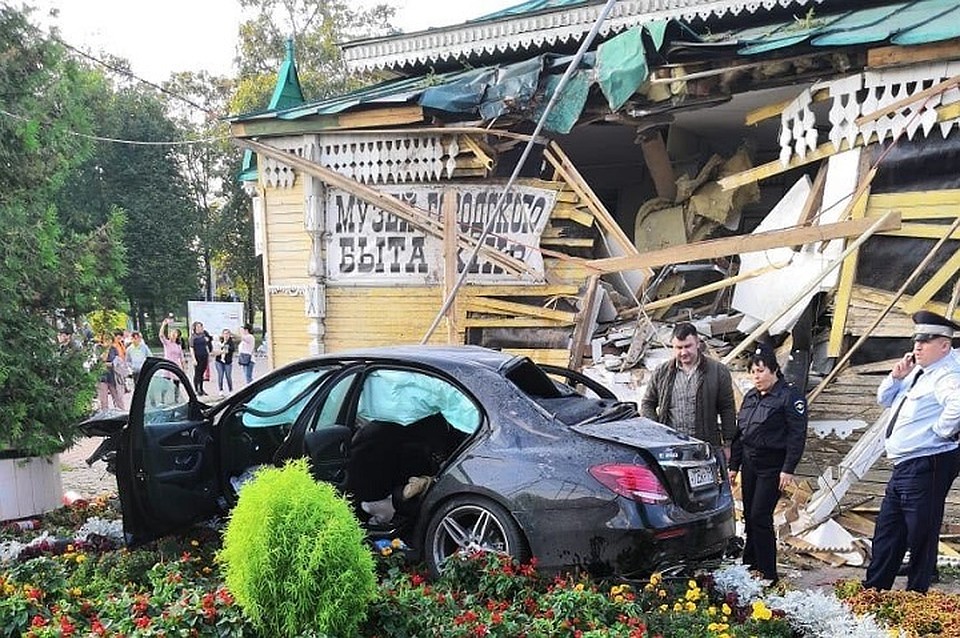 «Мерседес Е200» на полной скорости влетел в здание музея быта
