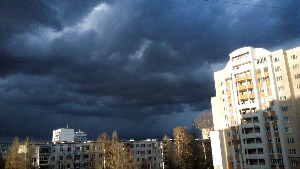 В Белгородской области возможны грозы и ураганный ветер.