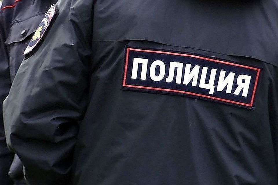 Девушку забрали в отдел полиции.