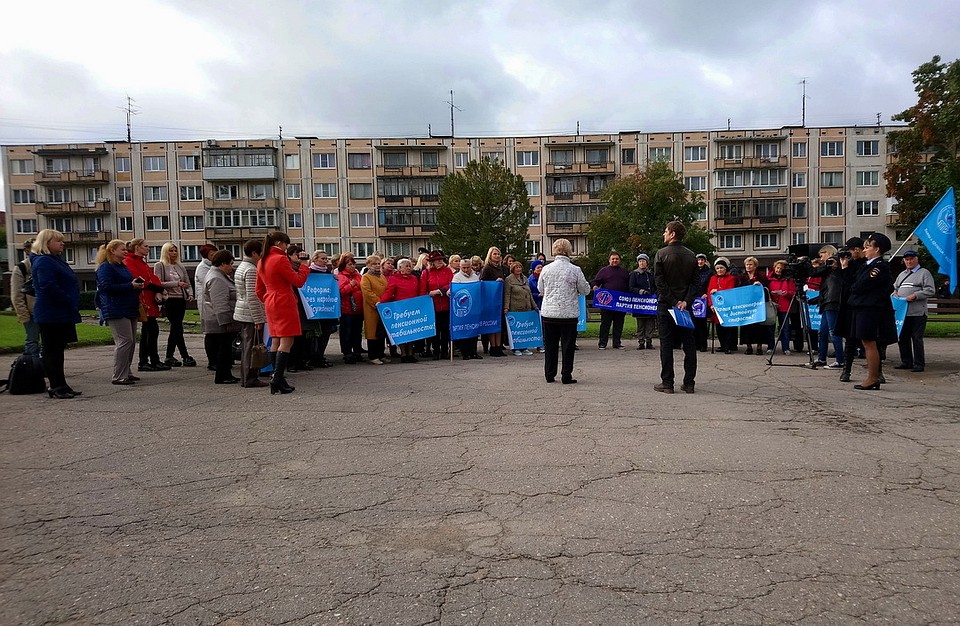 Митинг «За достойную пенсию» собрал в Пскове около шестидесяти человек.