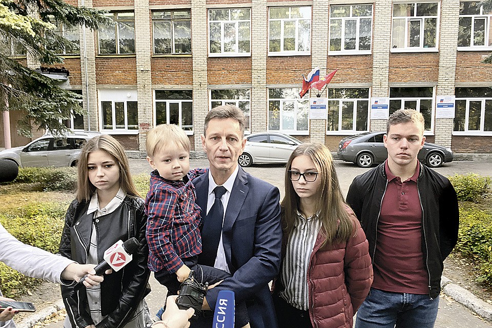Жириновец Сипягин научился правильно давать интервью - в окружении своих четверых детей. Но где жена, интересуются владимирцы.
